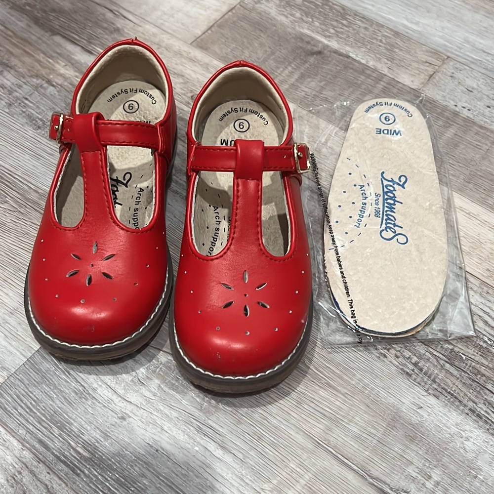 Footmates, Shelly Red